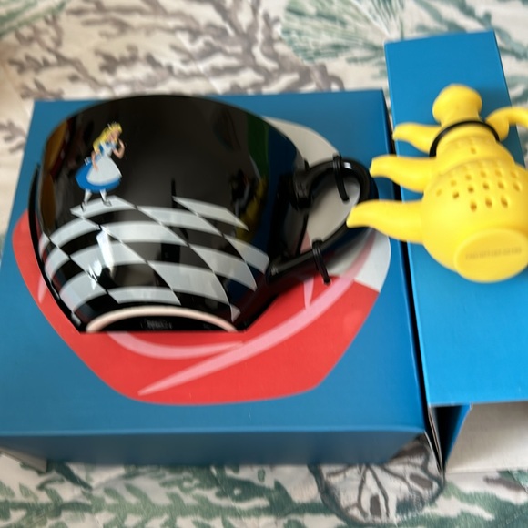 Disney’s Alice in Wonderland mug, saucer, and tea infuser with Aliceand rabbit - Picture 8 of 10